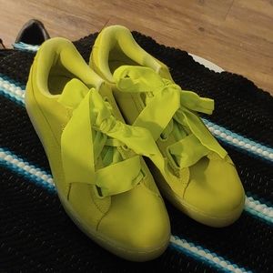 Puma Womens Suede Heart Reset neon Sneakers Sz 8